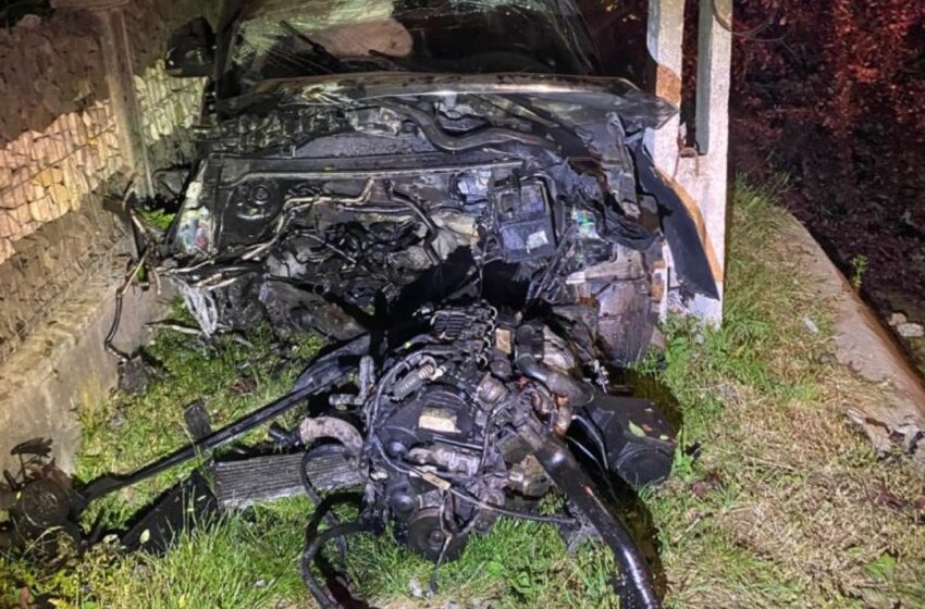  Fără permis de conducere, un tânăr de 18 ani din Prundu Bârgăului a intrat într-un stâlp !