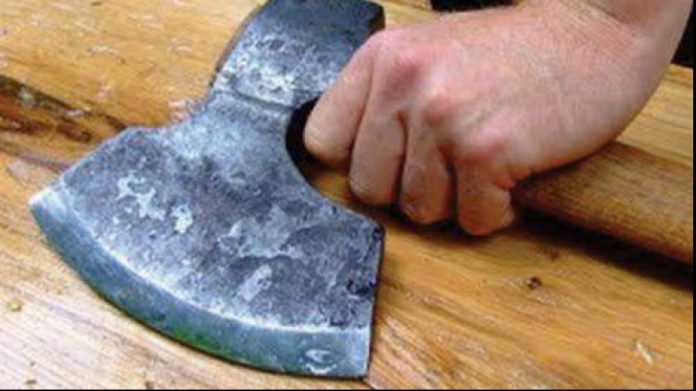  Caz șocant la Năsăud: O femeie a ajuns în stare gravă la spital după ce a fost lovită cu securea în cap chiar de propriul fiu!