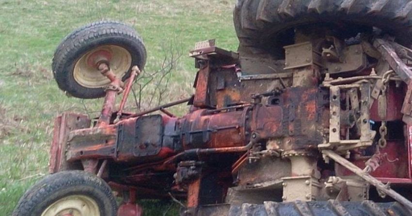  Un bărbat a rămas blocat sub un tractor răsturnat, in localitatea Nepos