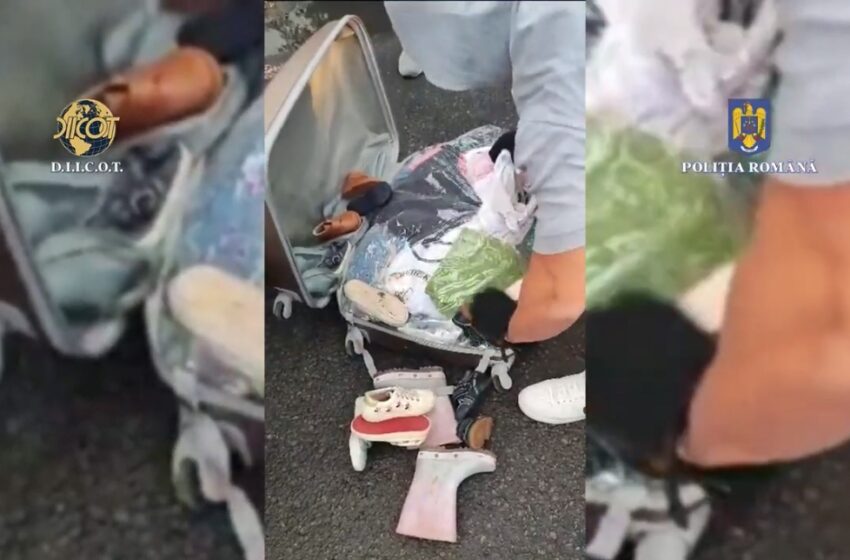  (VIDEO) Doi bărbați transportau droguri ascunse printre haine. Substanțele interzise ar fi fost aduse din Spania, printr-o firmă de transport