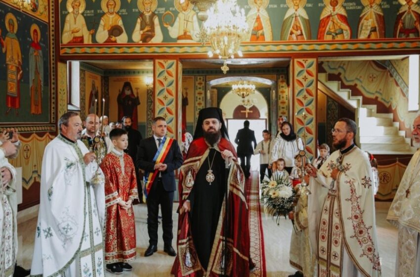  Episcopul Benedict Bistrițeanul,a slujit în Parohia Ghinda,cu prilejul binecuvântării capelei mortuare din localitate