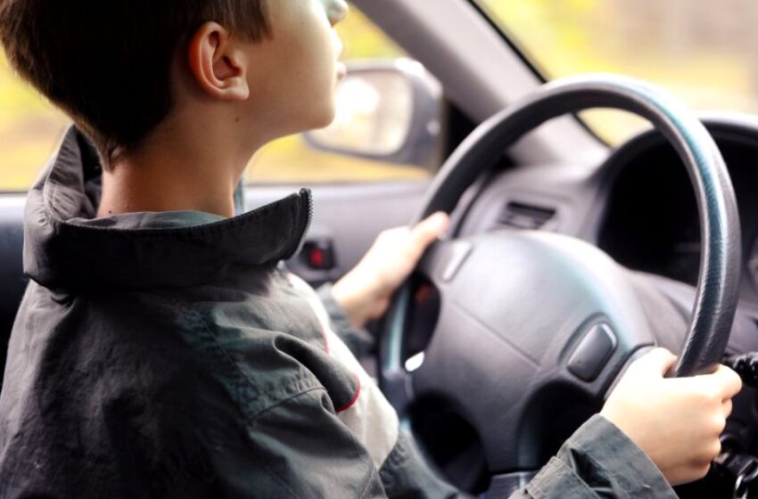  Băiat de 16 ani prins la volanul unei mașini, în Bistrița