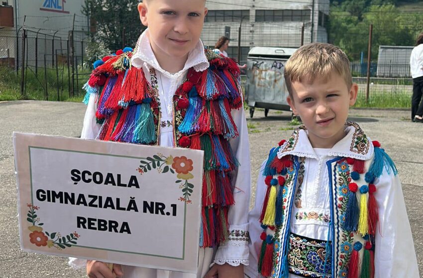  Elevii Școlii Gimnaziale nr. 1  Rebra, prezenți și anul acesta la Maialul Elevilor Năsăudeni. Cea mai veche sărbătoare dedicată românismului, marcată la data de 21 mai