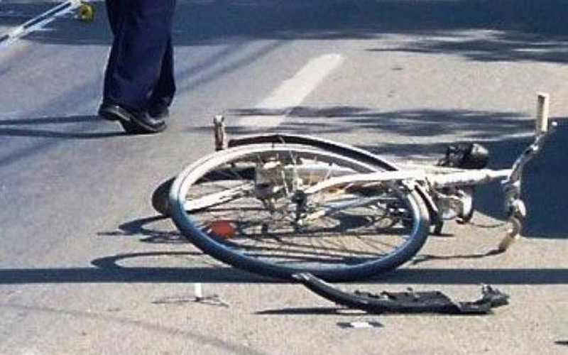  Un biciclist a fost  lovit de o mașină, în sens la Apollo!