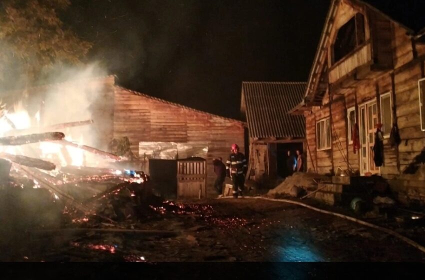  Un incendiu puternic a izbucnit la Rebra, azi-noapte.O casă a fost făcut scrum!