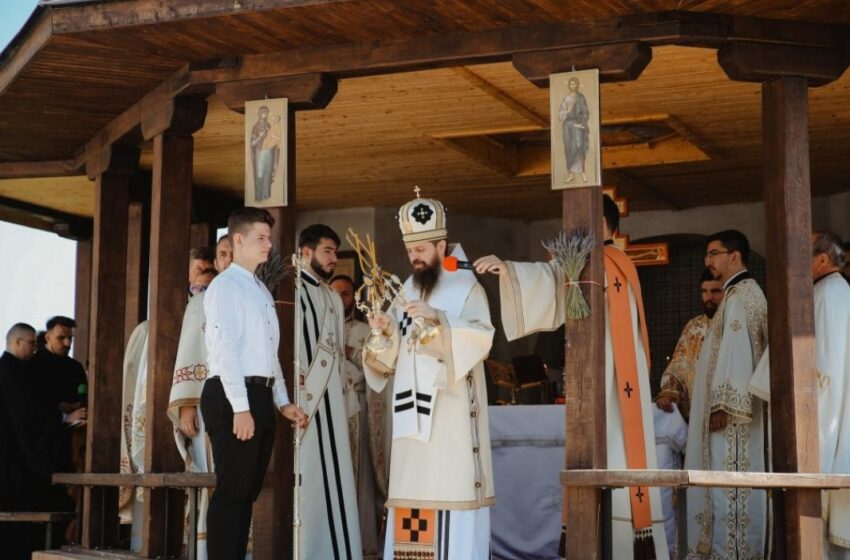  Preasfințitul Părinte Benedict Bistrițeanul,a slujit la Mănăstirea Pantocrator din Beclean, cu prilejul hramului