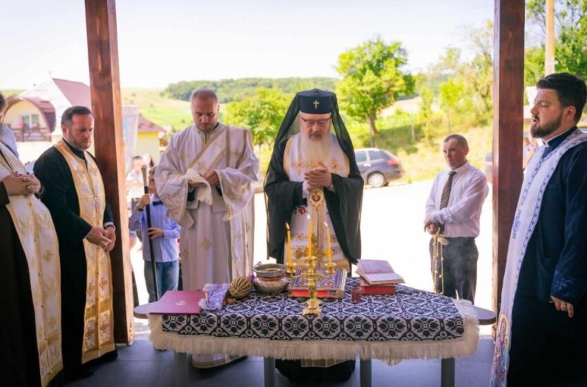  Mitropolitul Andrei, a binecuvântat comunitatea Parohiei „Sfinții Arhangheli Mihail și Gavriil” din Visuia,cu prilejul sfințirii capelei mortuare din localitate
