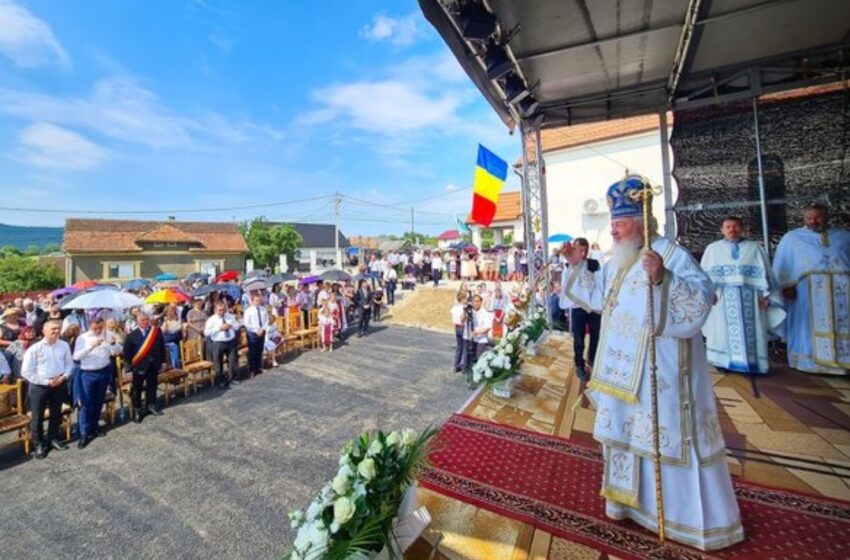  Mitropolitul Andrei a oficiat slujba de resfințire a bisericii din Monariu