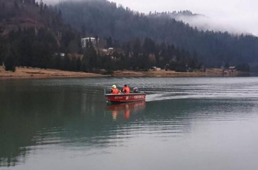  O barcă cu 6 oameni s-a răsturnat pe lacul Colibiţa, în urma unei vijelii. Alţi 2 oameni se aflau pe o hidrobicicletă!
