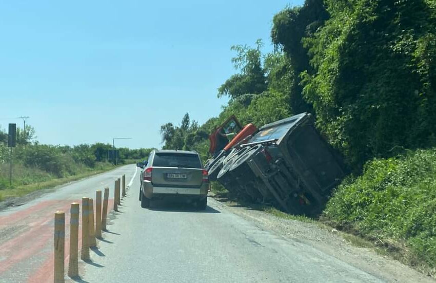  Un camion s-a rasturnat  în șanț  la ieșirea din Salva spre Mititei