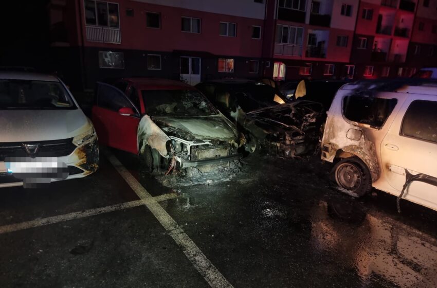  Patru autoturisme au luat foc azi dimineață în cartierul Subcetate