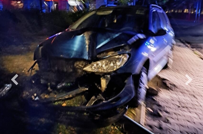  BISTRIȚA.O tânără băută a intrat cu mașina într-un stâlp pe Bulevardul Republicii