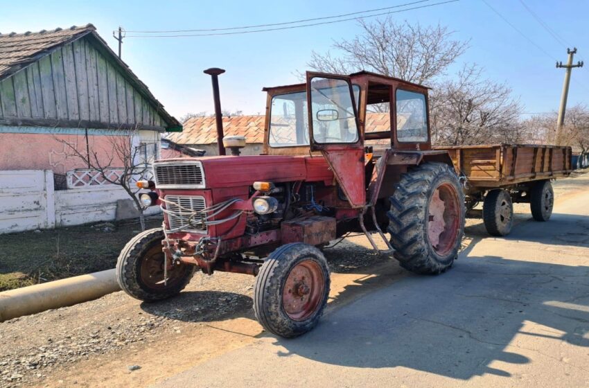  A umblat cu tractorul neînmatriculat prin Monor și s-a ales cu dosar penal