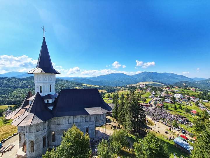  O mare de oameni au luat parte la slujba Hramului Mănăstirii de la Piatra Fântânele. FOTO
