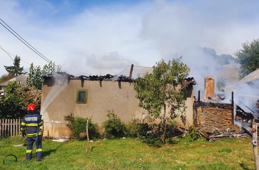  Încendiul de la casa din Hălmăsău a făcut praf bucătăria de vară și acoperișul. FOTO