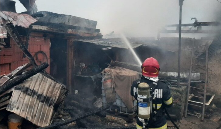  Incendiu la un adăpost de animale la Tureac. Focul a fost pus intenționat
