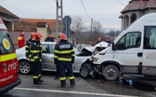  Accident rutier între un microbuz și un autoturism produs în Ilva Mică