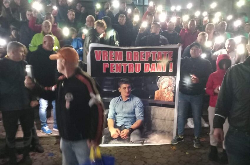  Tinerii s-au adunat din nou aseară în fața Tribunalului Bistrița-Năsăud, pentru Dani Borgovan. FOTO