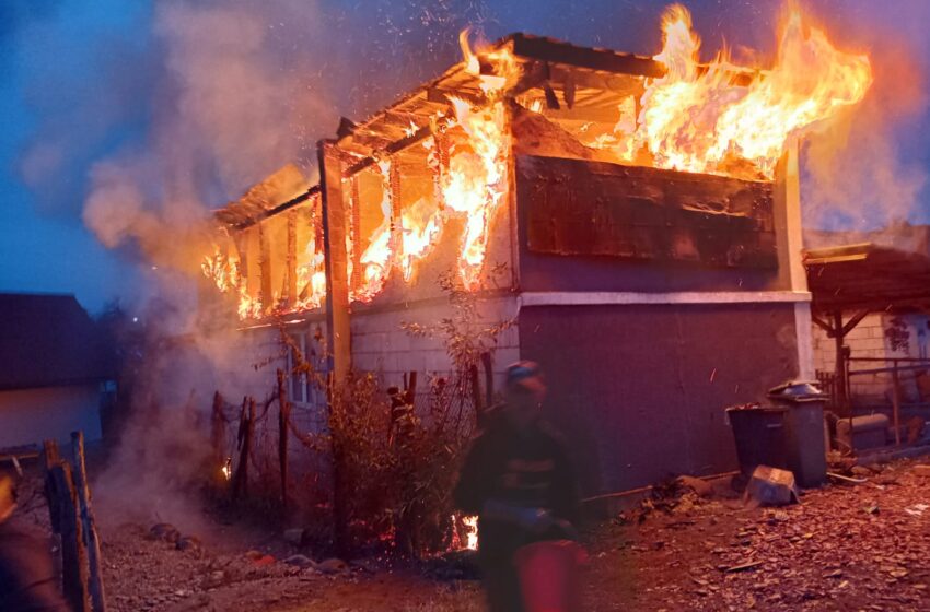  Incendiu devastator la Livezile! Trei frați, dintre care 2 minori au reușit să iasă din casă. FOTO