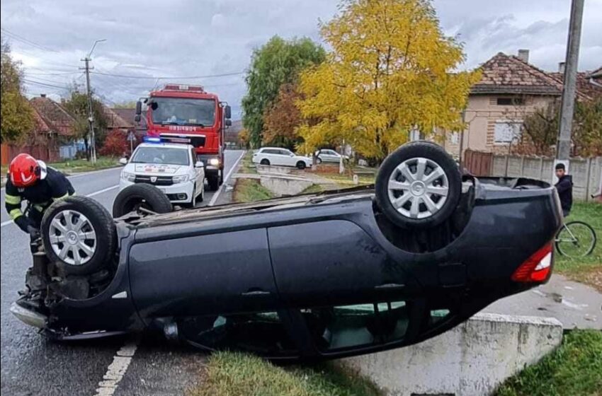  Accident cu mașină răsturnată la Dipșa! O femeie de 68 de ani a ajuns la spital!