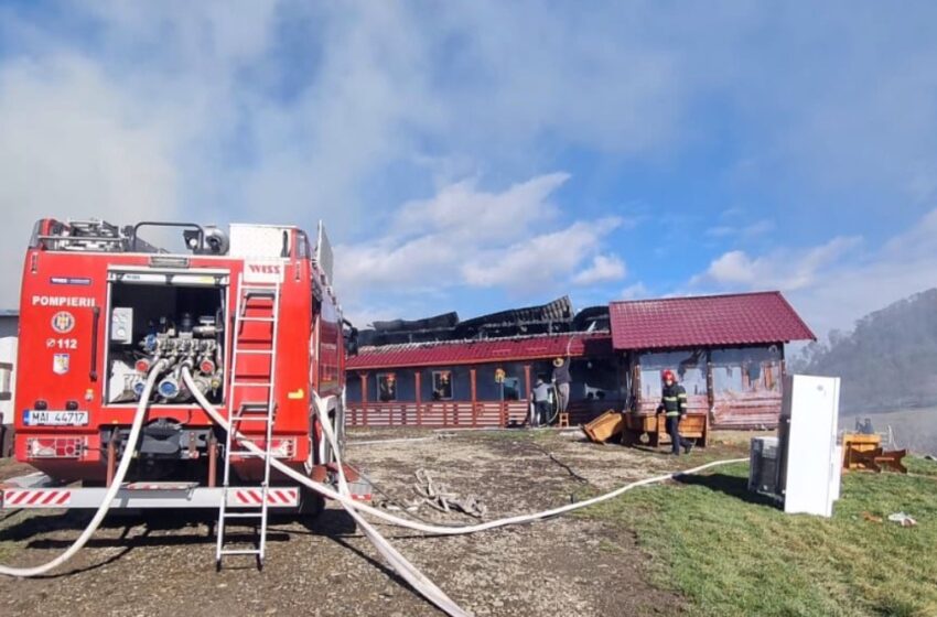  Un tânăr a decedat după ce casa în care se afla a fost cuprinsă de flăcări, în Albeștii Bistriței
