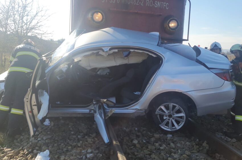  FOTO/VIDEO. Mașină lovită de tren în Nimigea de Jos. Tânărul șofer a fost găsit în stare de inconștiență