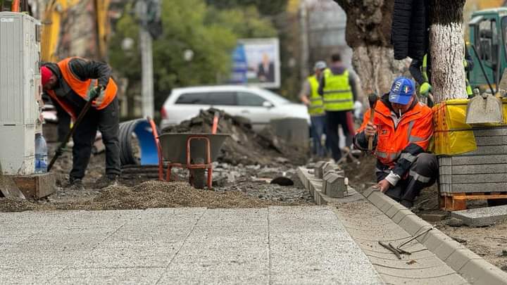  Se pune pavaj nou și se montează alte borduri pe Str.Andrei Mureșanu din Bistrița. FOTO