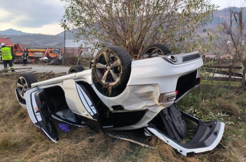  Accident cu o mașină răsturnată la Cormaia! Un bărbat de 51 de ani a ajuns la spital! FOTO