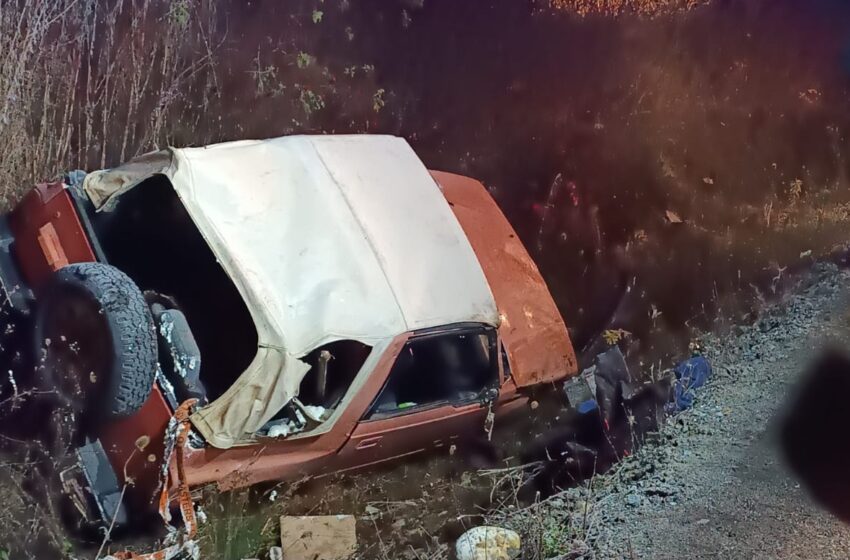  Accident cu un autoturism răsturnat azi noapte la Chiraleș. Un bărbat prins sub mașină a ajuns la spital. FOTO