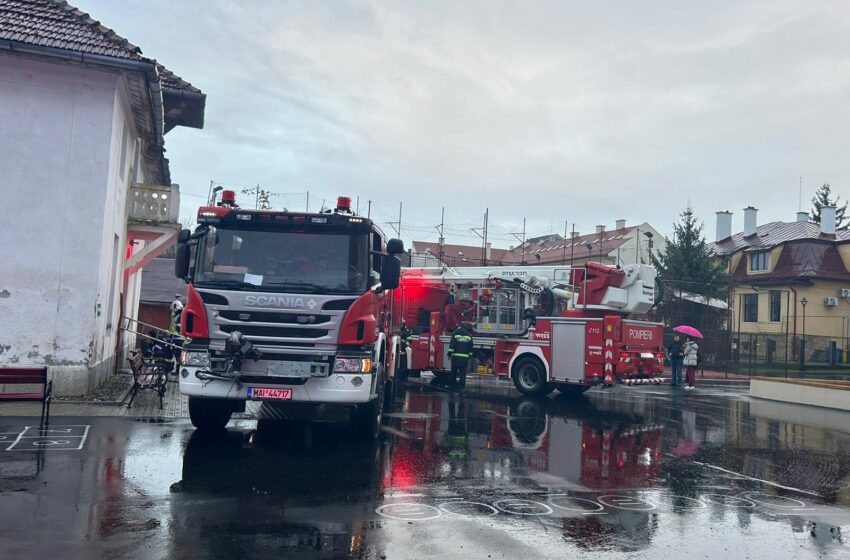  Incendiu în zona Sălii de Sport a Liceului de Muzică din Bistrița. FOTO/VIDEO