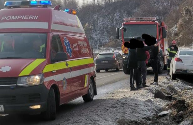  Accident la Sângeorz Băi. O mașină a ieșit de pe carosabil în decor. FOTO