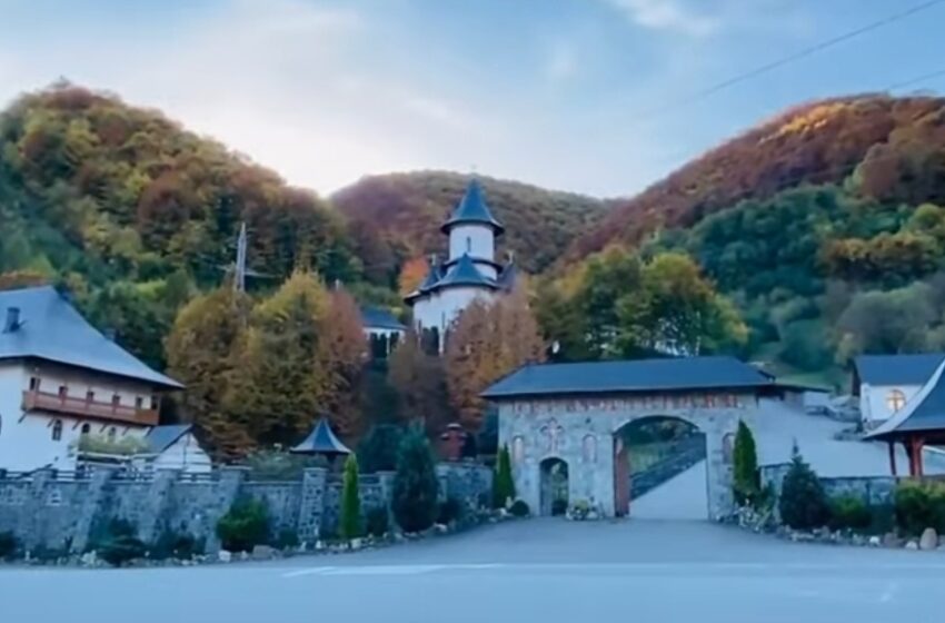  VIDEO – Mănăstirea Sfinții Apostoli ,,Petru și Pavel”, îmbrățișată de toamnă