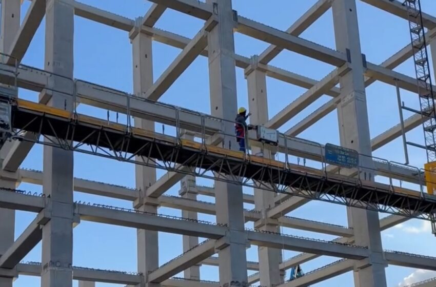  S-a început montarea elementelor structurale pentru închiderea fațadelor la SCJU Bistrița. VIDEO