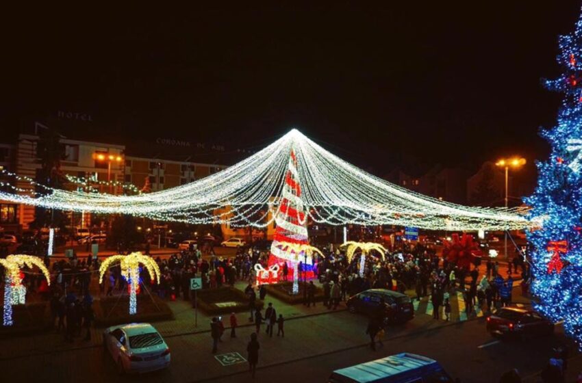  La ora 16.00 se aprind luminițele de Crăciun din fața Consiliului Județean