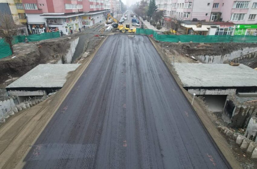  (FOTO) S-a turnat stratul de protecție a balastului, la pasajul din Decebal!