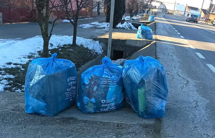  ADI Deșeuri: Sacul albastru pentru deșeurile din hârtie și carton se va colecta miercuri în Bistrița și cartiere. FOTO