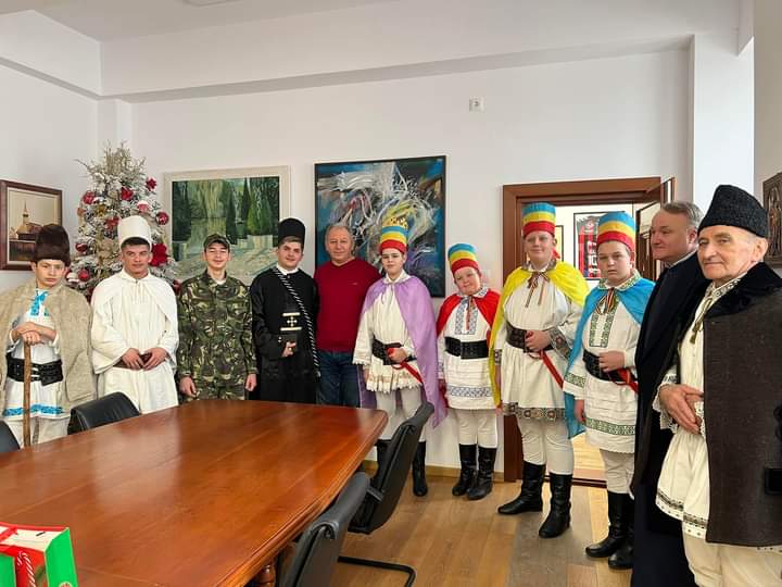  Emil Radu Moldovan, colindat de tinerii din Chintelnic, satul său natal. FOTO