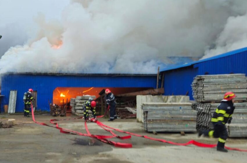  Incendiu la acoperișul unei hale din Năsăud