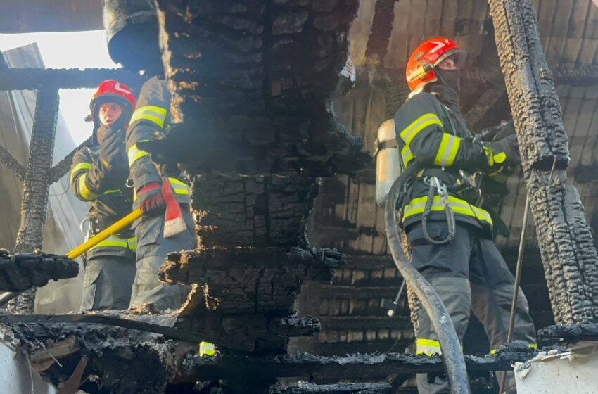  Incendiu la o casă de locuit din Josenii Bârgăului. Proprietarul a suferit arsuri pe față și palme. FOTO