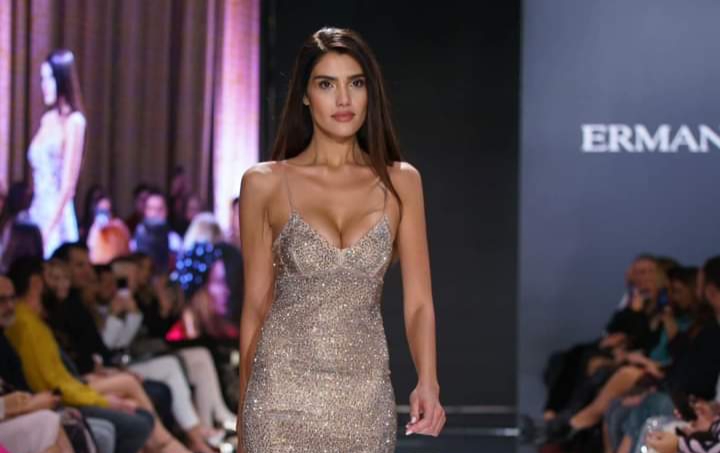  Bistrițeanca Loredana Salanță a strălucit pe podiumul show-ului ERMANNO SCERVINO de la București. FOTO/VIDEO