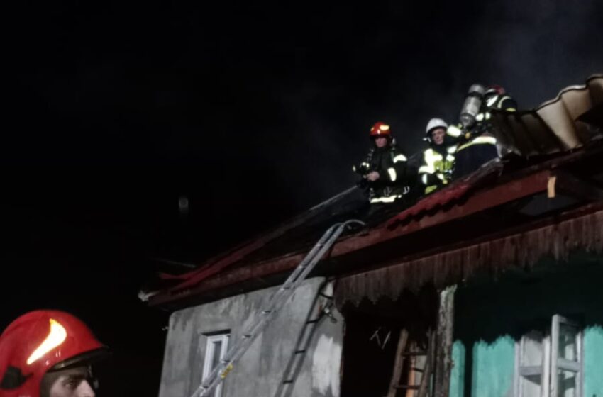  Incendii la o casă de locuit din Negrilești și la o casă gospodărească din Bața. FOTO