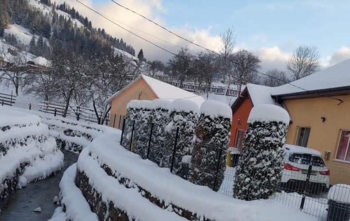  Strat gros de zăpadă în județ, dar de Crăciun se încălzește accentuat
