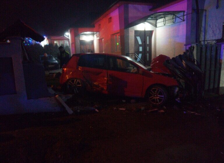  O șoferiță drogată de 20 de ani  din Bistrița a intrat în gardul unei case din Dej