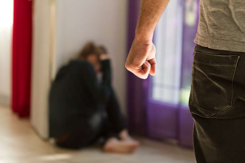  Bărbați beți din Chiochiș și Bistrița și-au agresat fizic și verbal soțiile