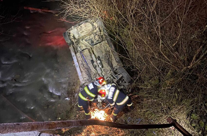  ACCIDENT! O mașină cu 4 pasageri s-a răsturnat sub un pod între Dorolea și Cușma
