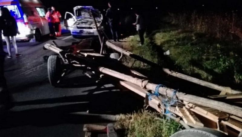  Accident între o mașină și o căruță la Poiana Ilvei! Un cal a murit și 3 persoane au ajuns la spital!