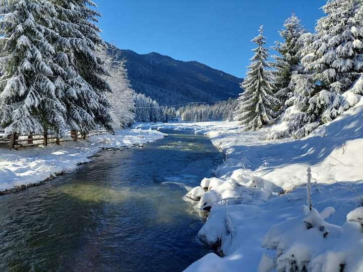  ATENȚIE! Formațiuni de gheață pe râurile și lacurile din Bistrița-Năsăud! Nu vă aventurați!