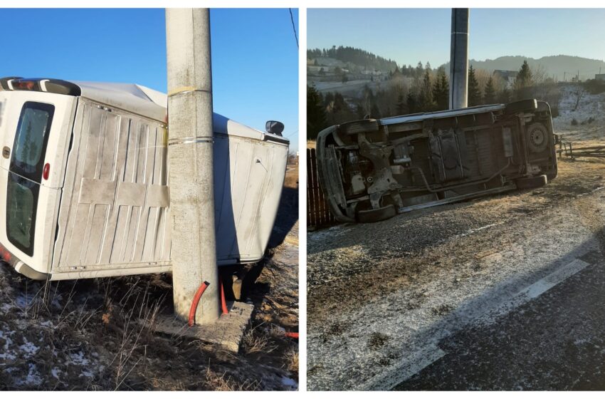  Accident la Piatra Fântânele! Un microbuz s-a răsturnat și s-a izbit de un stâlp de electricitate