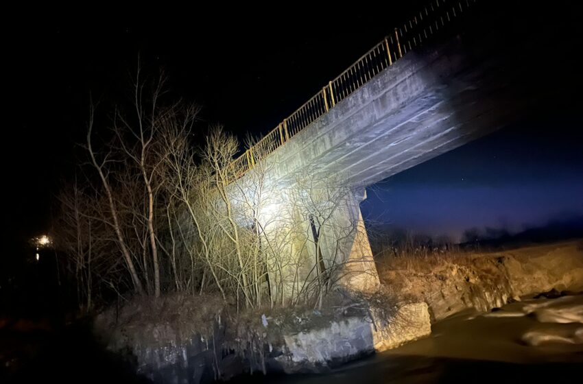  Podul peste râul Bistrița care face legătura  între Rusu Bârgăului-Valea Poienii-Dorolea, este grav avariat. FOTO
