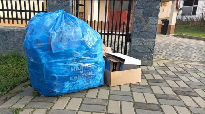  SACUL ALBASTRU pentru deșeurile reciclabile din hârtie/carton se va colecta miercuri în municipiul Bistrița și în localitățile componente!